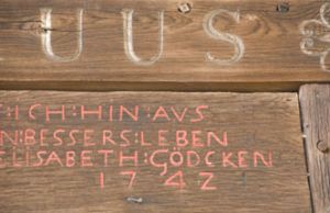 Holzbalken mit Inschrift