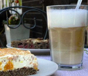 Ein Milchcafé und zwei Stücke Kuchen