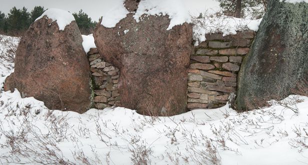 Bildausschnitt Steindenkmal mit Schnee bedeckt