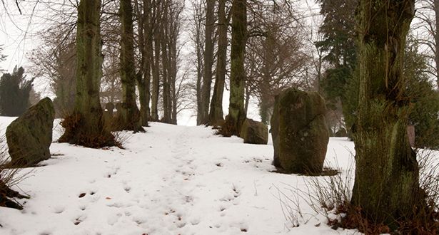 Bildausschnitt eine Gruppe von Steindenkmälern im Winter. Der Boden ist mit Schnee bedeckt