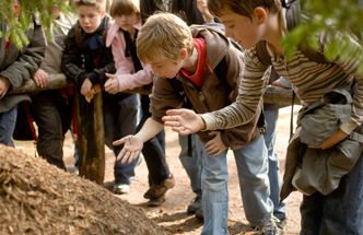 Kids inspizieren einen Ameisenhügel im Naturpark Lüneburger Heide